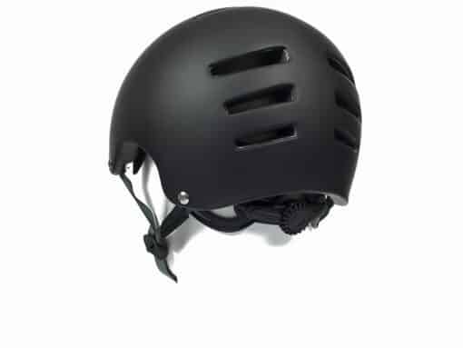 Must linnakiiver Kiiver LAZER Armor 2.0, Purple (L) külgvaates, millel on horisontaalsed ventilatsiooniavad ja reguleeritav rihm, lisatud mugavuse tagamiseks.
