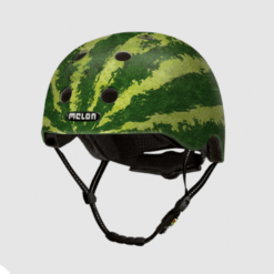Kiiver MELON Real Melon (XL) on stiilne ja turvaline linnakiiver, millel on unikaalne arbuusimuster. Kiivri tugev konstruktsioon tagab maksimaalse kaitse, samal ajal kui mustriline disain lisab värsket ja eristuvat välimust. Taust on hele ja neutraalne.