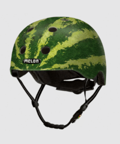 Kiiver MELON Real Melon (XL) on stiilne ja turvaline linnakiiver, millel on unikaalne arbuusimuster. Kiivri tugev konstruktsioon tagab maksimaalse kaitse, samal ajal kui mustriline disain lisab värsket ja eristuvat välimust. Taust on hele ja neutraalne.
