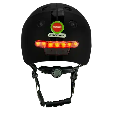 Must Kiiver MELON E-Series, Black Ice (XL) koos punase LED-tulega tagaküljel, sihvakas kujundus ja tugev materjal, taust neutraalne.