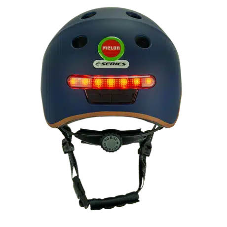 Kiiver Melon E-Series linnasõiduks XL | E-pood Tootemaailm Tumesinine Kiiver MELON E-Series, Heaven & Earth (XL) punase LED-tulega, mustade rihmadega ja ventileerimisavadega. Kiivri tagaosa vaade.