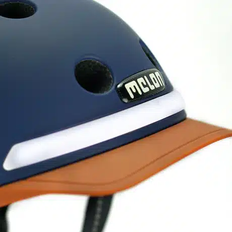 Kiiver Melon E-Series linnasõiduks XL | E-pood Tootemaailm Kiiver MELON E-Series, Heaven & Earth (XL) eristub oma sinise ja oranži värvikombinatsiooniga, olles linnakiivrite seas stiilne ja turvaline valik. Kiivri esile ulatuv oranž visiir täiendab kaasaegset disaini. Taustaks on neutraalne valge toon, mis rõhutab toote esteetikat.