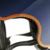 Kiiver Melon E-Series linnasõiduks XL | E-pood Tootemaailm Sinakas kiiver MELON E-Series, Heaven & Earth (XL), millel on oranž serv ja mustad rihmad, asetseb neutraalsel taustal, pakkudes tipptasemel kaitset ja stiili linnasõitudeks.