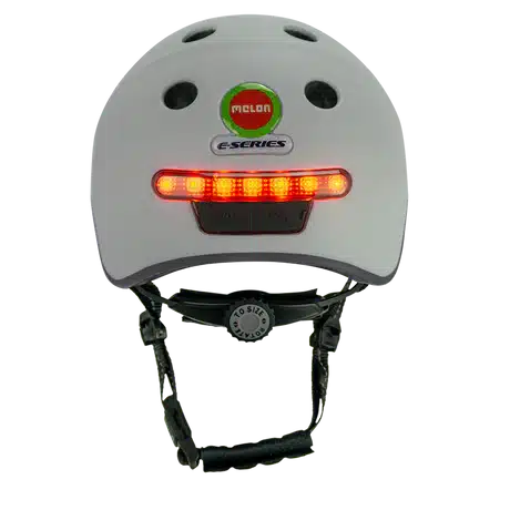 Valge Kiiver MELON E-Series, Metropolis (M/L) koos LED-tuledega, musta rihma ja mitme ventilatsiooniavaga, asetatud neutraalsele taustale.