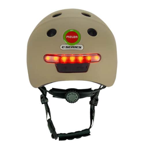 Kiiver MELON E-Series, Moonlight (XL) tagantvaates, beež värvus, LED valgusriba ja must reguleeritav lõuarihm, heledal taustal.