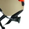 Detailne vaade Kiiver MELON E-Series, Moonlight (XL) rihma kinnitusest ja tumbekast materjalist, ereda tagatulega taustal.