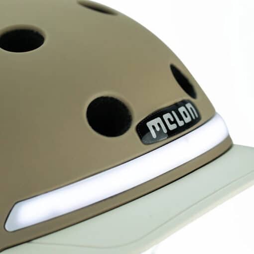 Kiiver MELON E-Series, Moonlight (XL) pruun, modernne disain avadega, valge triibuga kaunistus.