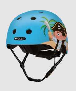 Sinine lastekiiver MELON Little Pirate, kaunistatud lõbusa piraadikujundusega, palmipuud ja mõõk pildil. Kiiver on valmistatud kvaliteetsest materjalist ja varustatud mustade rihmadega, seistes halli tausta ees.