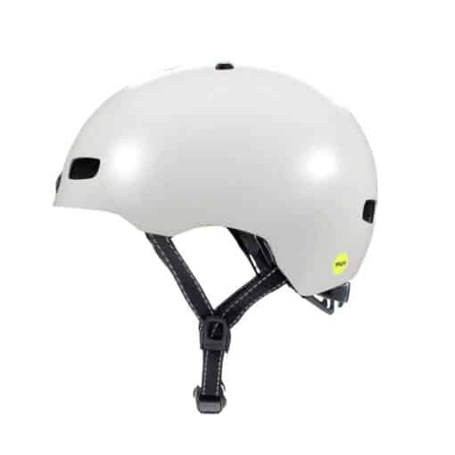 Kiiver NUTCASE Little Nutty Cream MIPS S, valge lastekiiver mustade rihmadega, külgvaade heledal taustal.