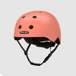 Stiilne roosa Kiiver MELON Miami (M/L), millel on mustad ventilatsiooniavad ja peen reguleeritav rihm. Selle pehme voodriga kiiver sobib ideaalselt linnaliikluses turvaliseks jalgratta- või tõukerattasõiduks.