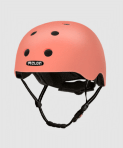 Stiilne roosa Kiiver MELON Miami (M/L), millel on mustad ventilatsiooniavad ja peen reguleeritav rihm. Selle pehme voodriga kiiver sobib ideaalselt linnaliikluses turvaliseks jalgratta- või tõukerattasõiduks.