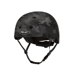 Kaitsev Kiiver MELON, Camouflage Black (XL) koos tumedate kamuflaaživärvidega, funktsionaalsete ventilatsiooniavadega ja musta rihma kinnitusega.