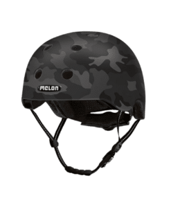 Kaitsev Kiiver MELON, Camouflage Black (XL) koos tumedate kamuflaaživärvidega, funktsionaalsete ventilatsiooniavadega ja musta rihma kinnitusega.