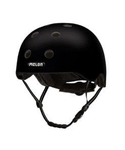 Kiiver MELON Closed Eyes (XL) musta värvi, elegantse ja minimalistliku disainiga, millel on kaitsvad ventilatsiooniavad ning vastupidav rihm, ideaalne linnakasutuseks.