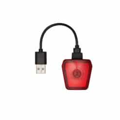 Punane tagatuli kiivritele Lazer Gekko/Lil´Gekko/Lizard LED USB musta kaabliga, valgel taustal.