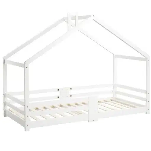 Valge majakujuline voodi männipuidust raamiga ja turvapiirdega, mõõtudega 90x200, mille taustaks on puhas valge sein.