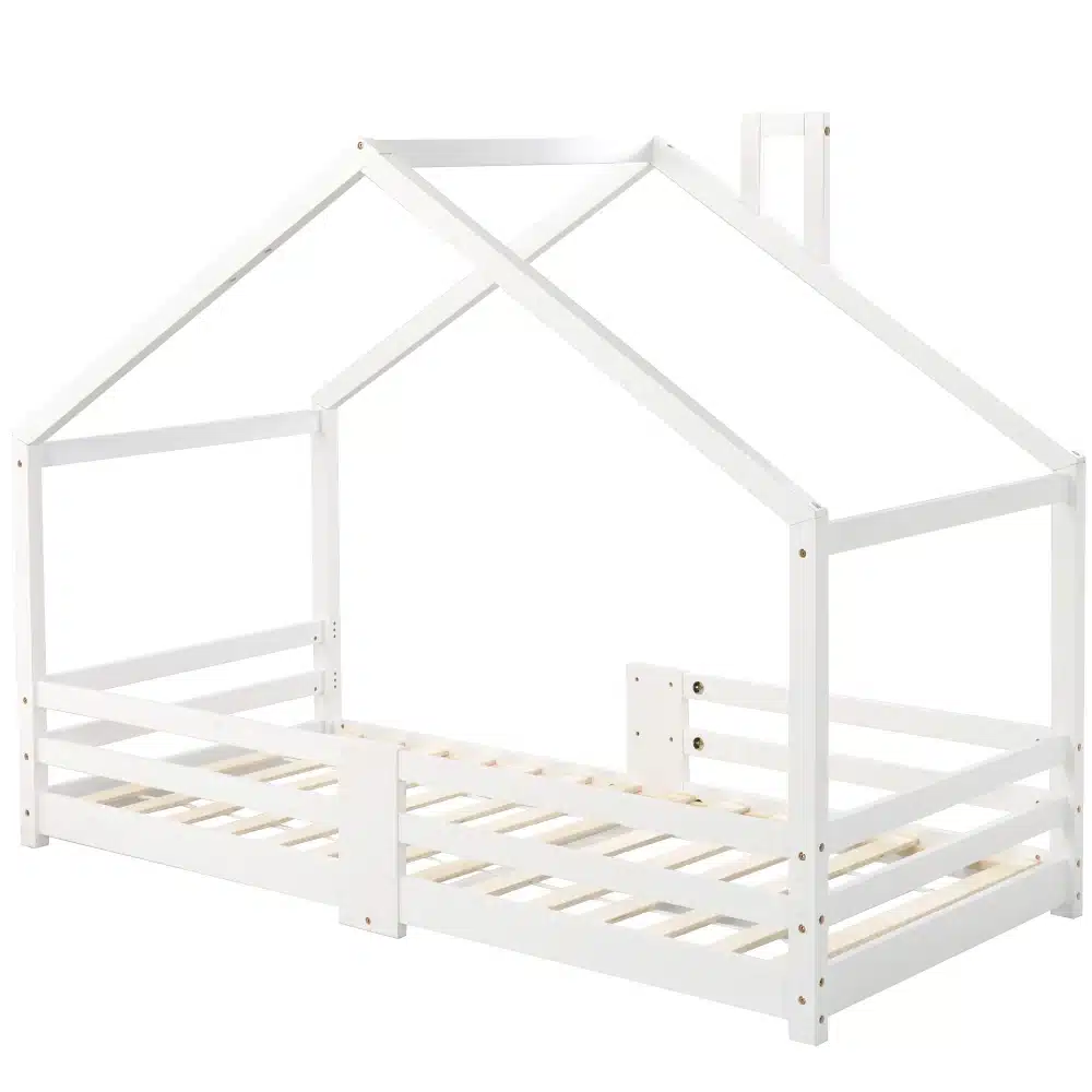 Valge majakujuline männipuidust laste voodi, turvapiirdega, suurusega 90x200, minimalistlikul heledal taustal.