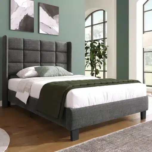 Elegantne üheinimesevoodi pehme peatsiga, viimistletud halli linakangaga mõõtmetega 90x200 cm. Taustal on rohelised seinad ja suured aknad, luues hubase magamistoa meeleolu.