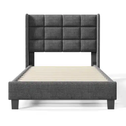 Üheinimesevoodi pehme peatsiga, hall linakangas 90x200 cm | E-pood Tootemaailm Üheinimesevoodi pehme peatsiga, mis on kaetud halli linakangaga, mõõtudega 90x200 cm. Voodi raam ja peats loovad modernse ja stiilse välimuse, apruuni taustal.