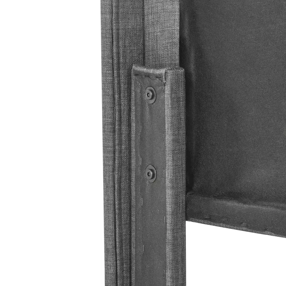 Lähedalt näha hallist linakangast üheinimesevoodi raami detail pehme peatsiga. Kvaliteetne ja vastupidav kangas lisab elegantse viimistluse.