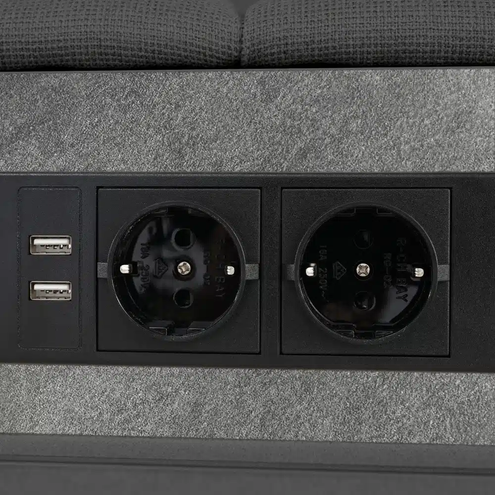 Moodsa voodi USB laadija ja elektripistikud on paigaldatud halli peatoe külge, pakkudes mugavat laadimisvõimalust voodi juures.