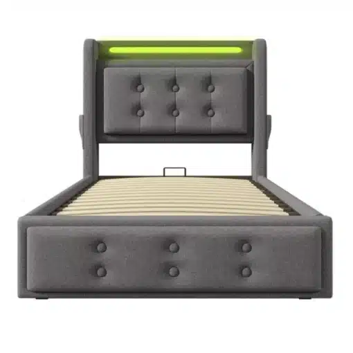 Polsterdatud üheinimesevoodi halli kangaga, millel on LED-peats, USB-C laadija ja minimalistlik disain, asub valgel taustal.