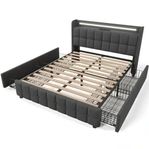 Stiilne ja funktsionaalne tumehall kangaga voodi USB laadimise, LED valguse ja praktiliste sahtlitega, mõõtudega 180x200. Elegantne disain ühendab mugavuse ja kaasaegse tehnoloogia, pakkudes kasulikke funktsioone ja optimaalset hoiuruumi.