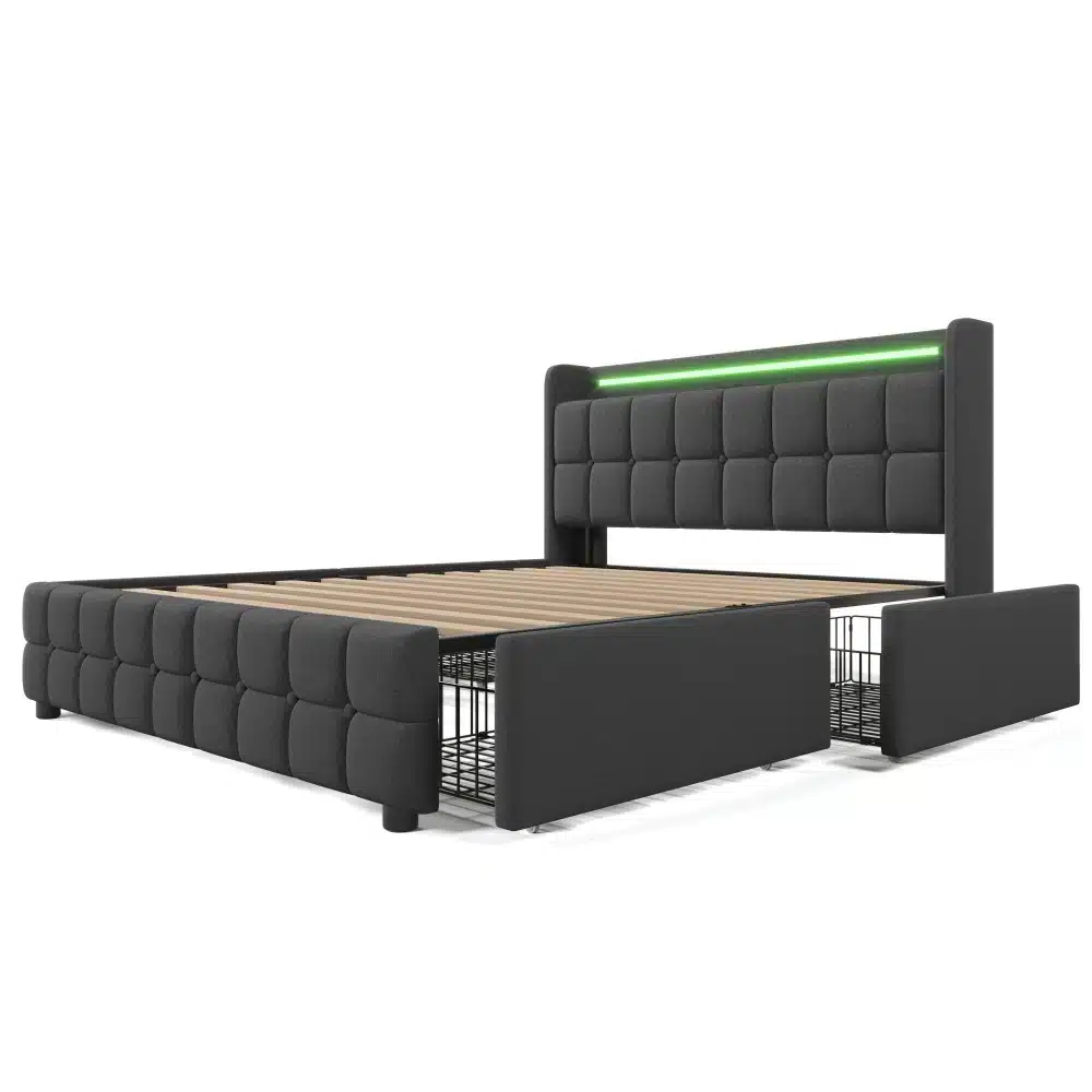 Stiilne, must, polsterdatud voodi USB laadimise, LED valguse ja sahtlitega 180x200, millel on modernne disain. Voodi peatsil on roheline LED valgusriba ning voodi põhjas on näha kaks mahukat sahtlit. Voodi taust on valge, rõhutades selle kaasaegset ja funktsionaalset omadust.