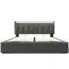 Elegantses mustas toonis polsterdatud kaheinimesevoodi USB ja LED, suuruses 140x200, millel on stiilne polsterdatud peats ja avar panipaik. Voodi on paigutatud valgele taustale, esitledes selle minimalistlikku ja kaasaegset disaini.