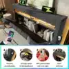 Üheinimesevoodi hall linane peats panipaigaga, varustatud USB-laadimisportide ja juhtmevaba telefoni laadijaga. Pildil on näha voodi peatsi avatud hoiuruum LED-ribavalgustusega, kõrval taskud ja inimene, kes kontrollib valgustust telefoni rakenduse kaudu. Tuba on stiilselt sisustatud, voodi kõrval on taim ja lamp.