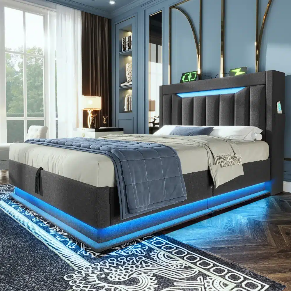 Elegantne üheinimesevoodi panipaigaga ja USB-iga hallist linasest materjalist, mis asub avaras modernses magamistoas, sinakas LED-valgustusega ja suure akna kõrval.