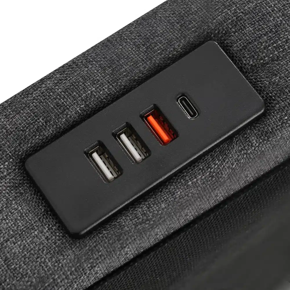 Üheinimesevoodi panipaigaga ja USB-iga hall linane voodi, mille küljes on integreeritud must USB-laadimisportide paneel, taustal näha siledat halli kangast.
