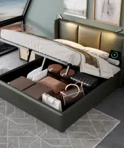 Kaheinimesevoodi panipaigaga ja peatsiga 160x200 cm elegantne, hall nahkkattega voodi, mille madrats on üles tõstetud, et näidata ruumikat panipaika. Modernses magamistoas on voodi ümbritsetud kunstiteoste ja öölampidega.