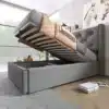 Üheinimese voodi panipaigaga, hall puuvill, 90x200 cm | E-pood Tootemaailm Hall puuvillane üheinimese voodi panipaigaga, mõõtmetega 90x200 cm, avatud asendis, et näidata mahukat hoiustamisruumi helehallil põrandal modernses magamistoas.
