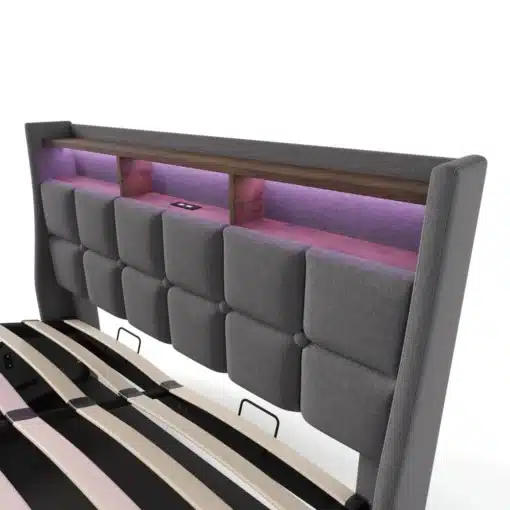 Voodi LED-valgustusega ja USB-pesadega 160x200. Pildil on hall polsterdatud peats, millel on integreeritud roosad LED-tuled ja USB-pesad mugavaks seadmete laadimiseks. Elegantne ja modernne disain sobib ideaalselt igasse magamistuppa.