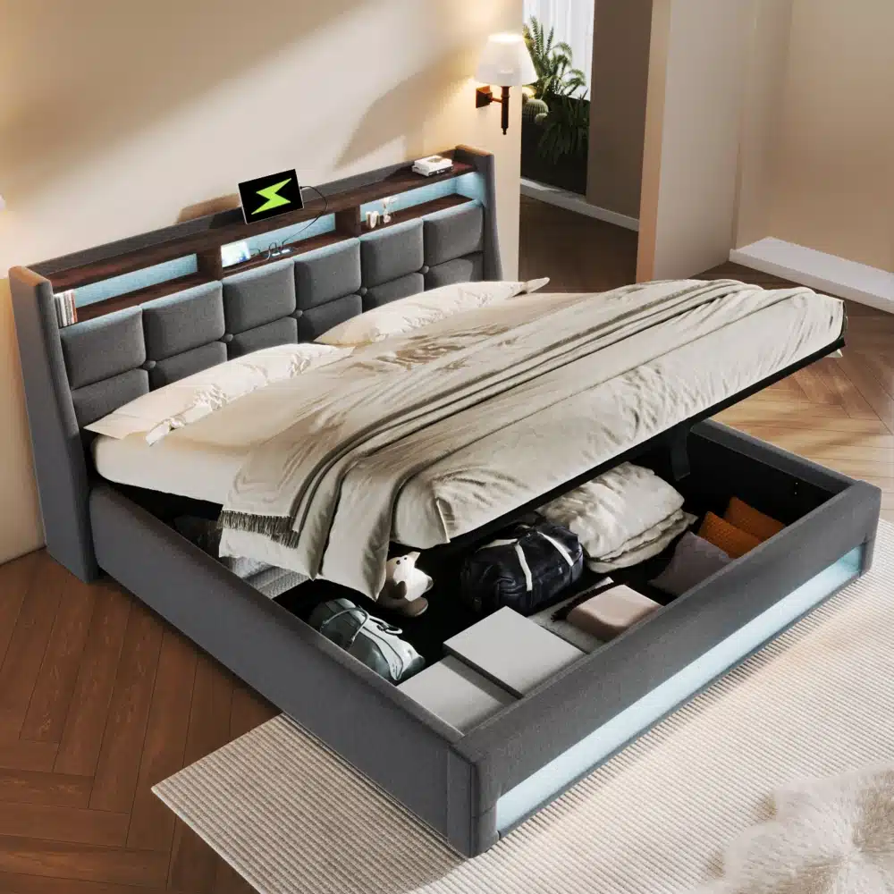 Voodi USB-pesadega, metallraam ja linakangast peats 140x200, tumehall. Voodi tõstetud madrats, all avar panipaik. Peatsi taga USB-laadimispesad ja LED-valgustus, luksuslik tuba, puidust põrand.