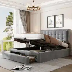 Kaheinimesevoodi panipaikade ja sahtlitega, hall 140x200, elegantse kangapealisega tõstetud madratsi ja avatud sahtlitega modernselt kujundatud magamistoas, päevavalguses akna kõrval.