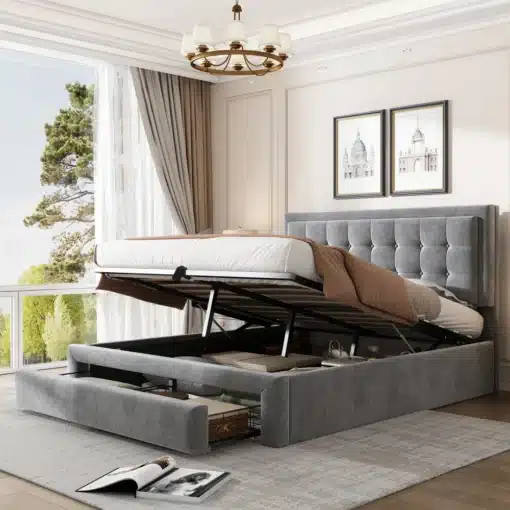 Kaheinimesevoodi panipaikade ja sahtlitega, hall 140x200, elegantse kangapealisega tõstetud madratsi ja avatud sahtlitega modernselt kujundatud magamistoas, päevavalguses akna kõrval.