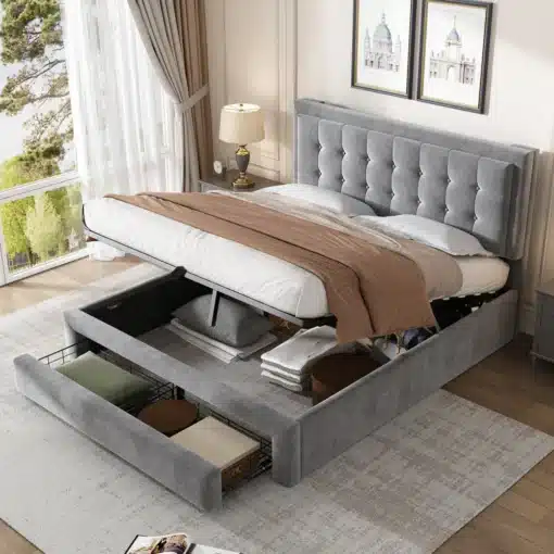 Hall kaheinimesevoodi panipaikade ja sahtlitega, suuruses 140x200, tõstetud madratsiga näidates allpool asuvaid hoiuruume, asetatud elegantse magamistoa interjööris, koos lambiga öökapil ja avarate akendega taustal.