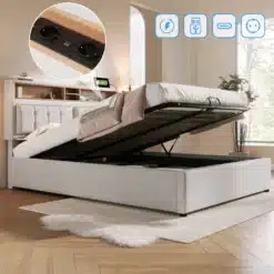 Stiilne voodi USB-C laadijaga ja panipaigaga 160x200, helehall kangas, puidust peats, toas modernne sisekujundus ja avatud aknad. Sisseehitatud USB-C port voodi peaotsas.