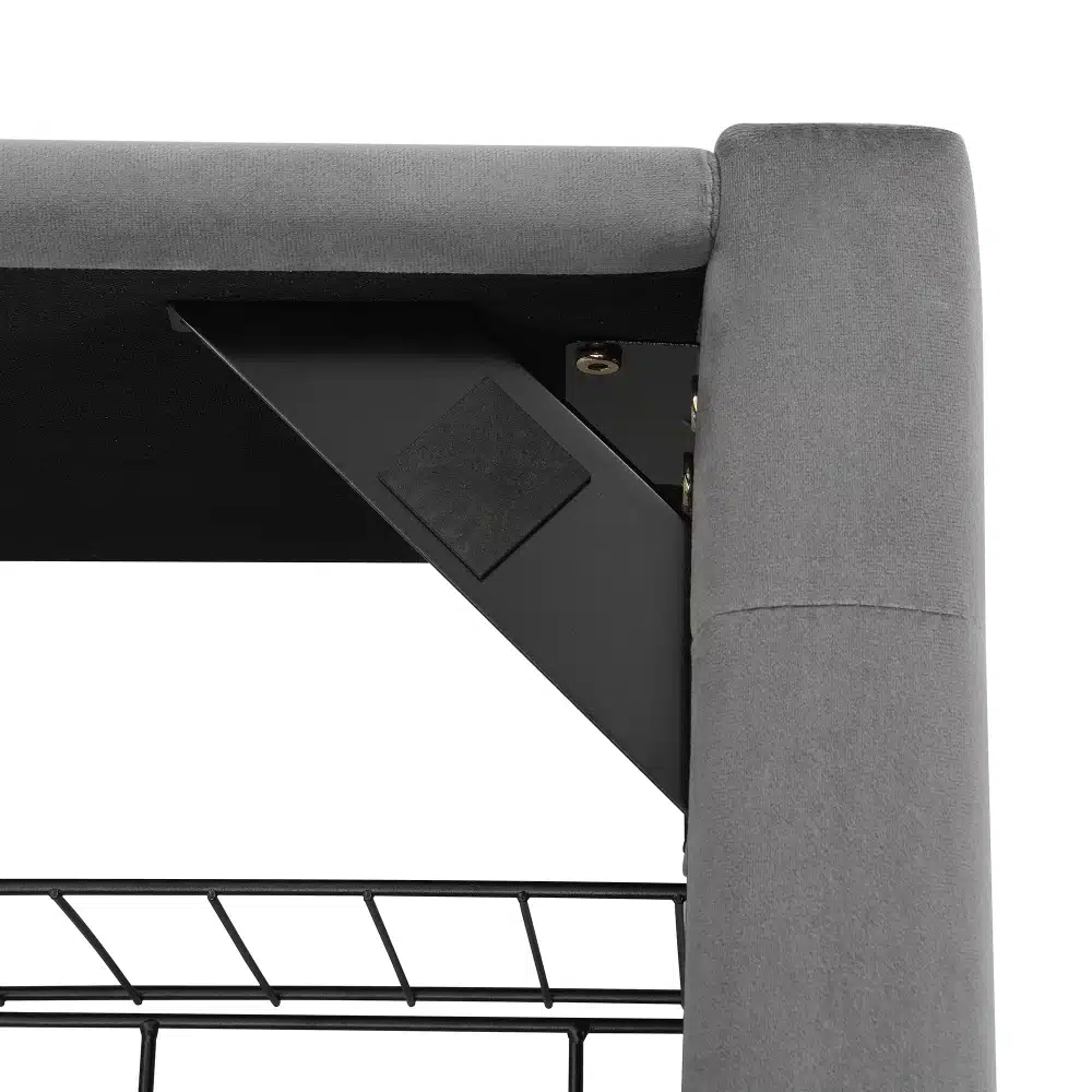 Lähivaade halli värvi 140x200 kaheinimesevoodi nurgast, mis on varustatud mustade metallist raamiga ning tugeva konstruktsiooniga, pakkudes täiendavat panipaika ja sahtliruumi.