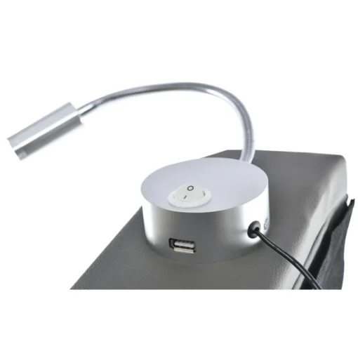 Hallil nahkpolsterdusega kaheinimesevoodi serval asuv metallist USB valgustuslüliti koos USB-pordi ja voolujuhtmega.