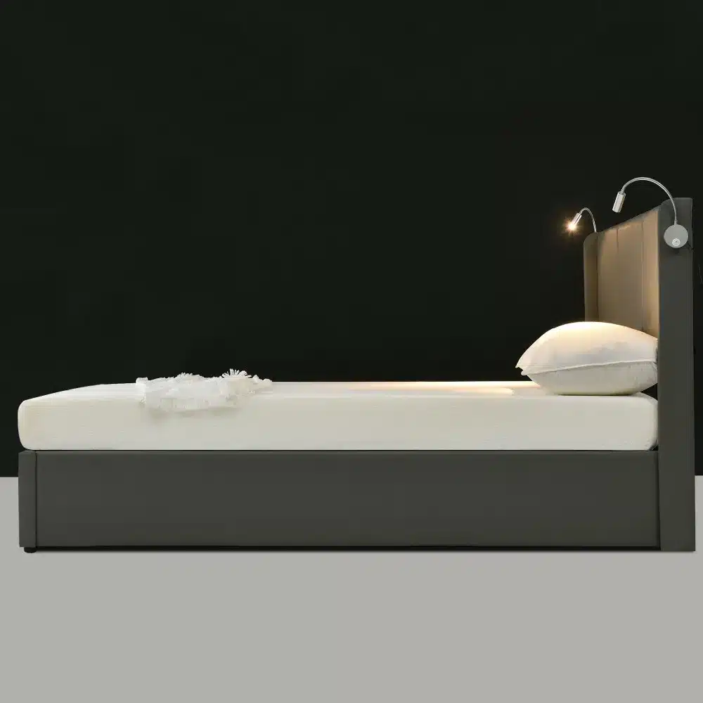 Kaasaegne kaheinimesevoodi koos panipaigaga ja integreeritud USB valgustusega, esitatud tumedal taustal. Voodi on minimalistlik ja stiilne, ühendades mugavuse ja praktilisuse.