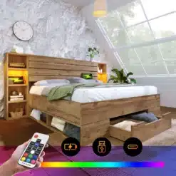 Puidust kaheinimesevoodi panipaikadega, LED valgustus ja USB-C - pilt esitleb voodit naturaalsest puidust koos integreeritud LED valgustuse ja USB-C pesadega, mis pakuvad mugavust ja funktsionaalsust. Voodi all on kapid ja riiulid lisaruumi jaoks. Taustal on hele sein ja suured aknad, tuues esile voodi kaasaegse ja stiilse disaini.