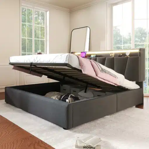 Kaasaegne voodi USB laadija ja LED peatsiga 160x200, hallist kangast, avatud panipaikadega, asub valgusküllases magamistoas vaipkattega põranda ja suurte akendega.