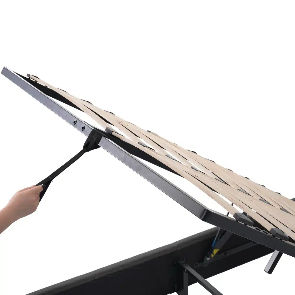 Kaasaegne voodi USB laadija ja LED peatsiga 160x200 tõstetav voodipõhi. Pildil on näha puidust lamellidest koosnev voodiraam, mida tõstetakse käepideme abil. Konstruktsioon on metallist, ilmestades peene disainiga ja tugeva alusega voodit.