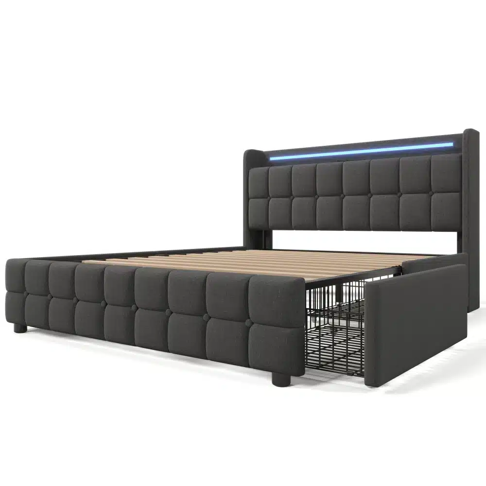 Moodne voodi USB laadijaga ja LED-valgustusega mõõtmetega 140x200. Voodi on elegantse tumehalli pehme polsterdusega, varustatud puidust liistudega ja metallist alusega. Taustal näha minimalistlik valge ruum.