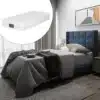 Polsterdatud voodi sinine 90x200 cm vedrumadratsiga modernses magamistoas, halli puidust põrandal ja helepruuni vaiba taustal, madalate öökappidega ja elegantsete kaunistustega sein.