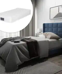 Polsterdatud voodi sinine 90x200 cm vedrumadratsiga modernses magamistoas, halli puidust põrandal ja helepruuni vaiba taustal, madalate öökappidega ja elegantsete kaunistustega sein.