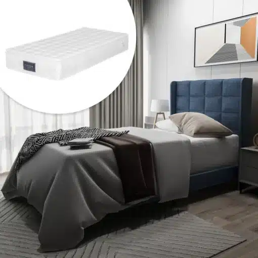 Polsterdatud voodi sinine 90x200 cm vedrumadratsiga modernses magamistoas, halli puidust põrandal ja helepruuni vaiba taustal, madalate öökappidega ja elegantsete kaunistustega sein.